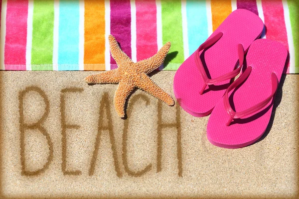 Palavra praia escrita na areia dourada — Fotografia de Stock