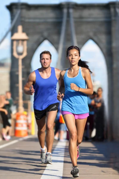 Corredores de Nova York correndo na ponte de Brooklyn — Fotografia de Stock