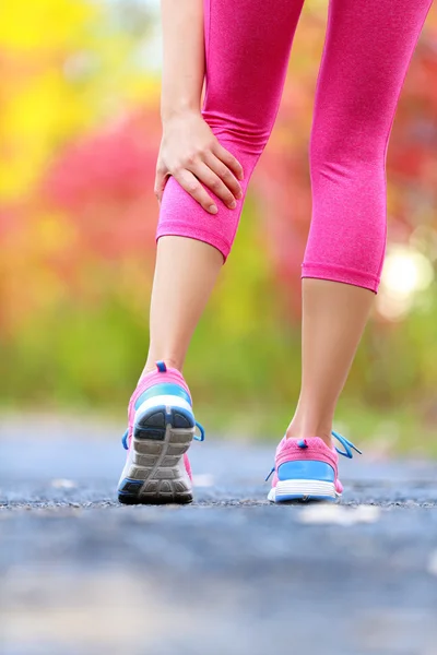 Mujer corriendo agarrando lesión muscular de la pantorrilla —  Fotos de Stock