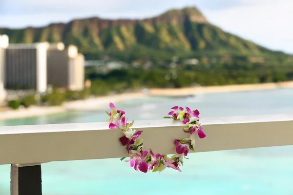 Collar de flores Lei frente a la playa de Waikiki — Foto de Stock