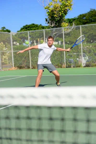 男は外で打つフォアハンド遊んで — ストック写真