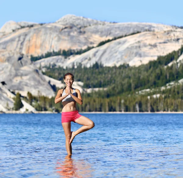 Kvinna som mediterar i naturen meditation retreat — Stockfoto