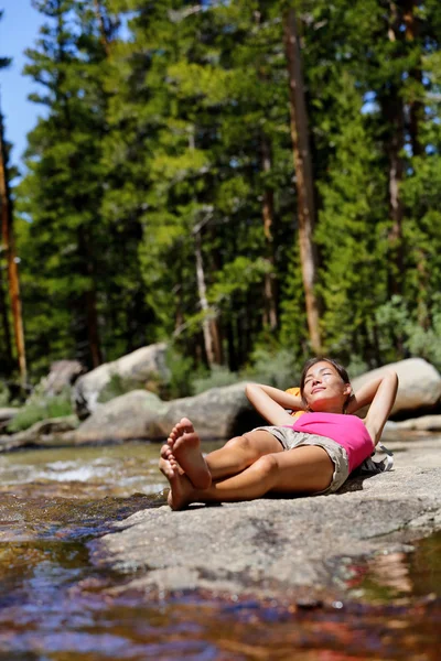 Caminhadas menina relaxante na floresta natureza — Fotografia de Stock