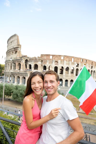 Paar toeristen voor Colosseum — Stockfoto