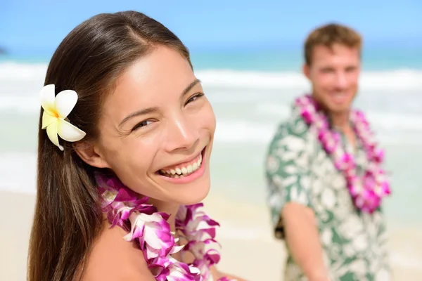 Pareja feliz en Hawaiian lei — Foto de Stock