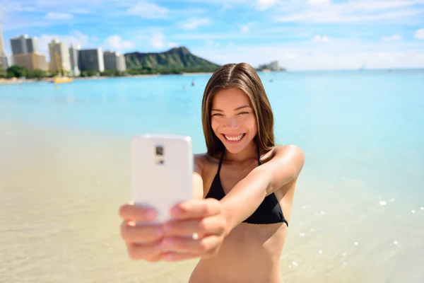 Meisje dat plezier neemt selfie foto op strand — Stockfoto