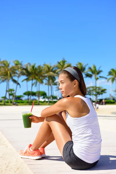 Vrouw drinken groene fruit smoothie — Stockfoto