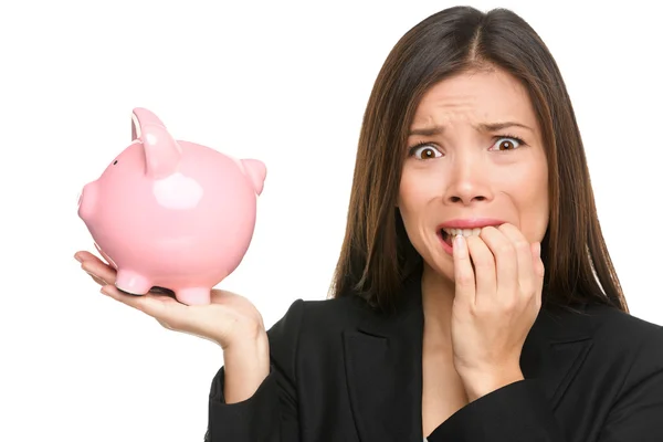 Mulher de negócios segurando porquinho banco — Fotografia de Stock