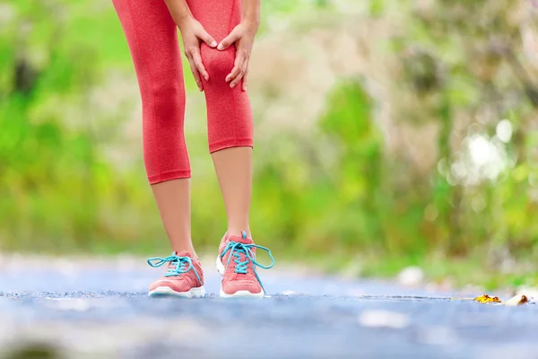 Kobiece kobieta lekkoatletka z bólu od zwichnięcie stawu kolanowego. — Zdjęcie stockowe
