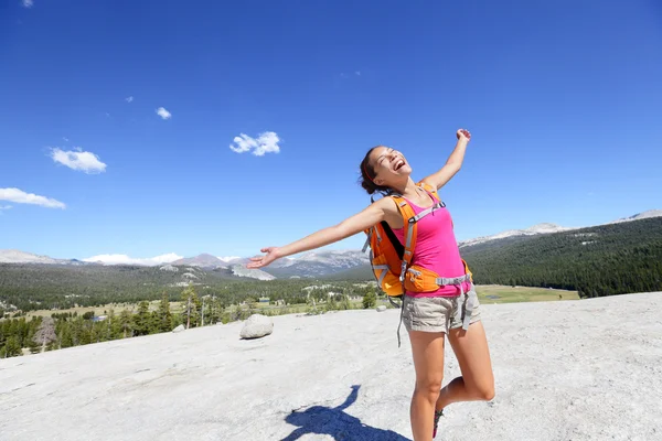 Senderismo mujer bailando en el paisaje de montaña —  Fotos de Stock