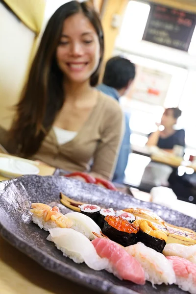 Sushi eating woman in Tokyo restaurant — Stock Photo, Image