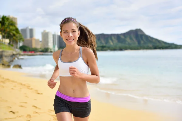 Fitness-Frau joggt am Strand — Stockfoto