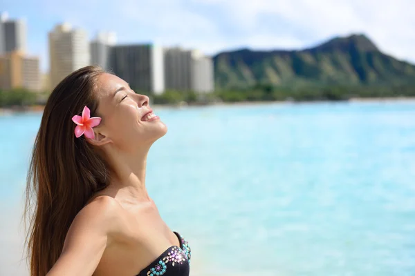 Kvinna i bikini på Waikiki — Stockfoto
