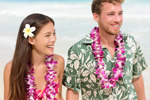 Mujer y hombre en la playa — Foto de Stock