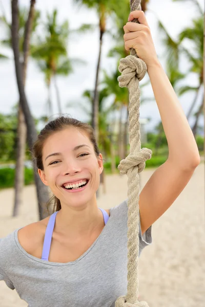 Vrouwelijke houden crossfit klimmen touw — Stockfoto