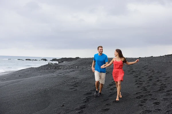 Pareja caminando durante las vacaciones de viaje — Foto de Stock