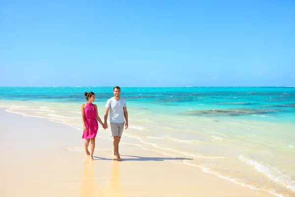 Paar lopen op strand landschap — Stockfoto