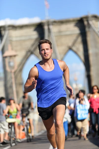 Treinamento de atleta de corrida na ponte de Brooklyn — Fotografia de Stock