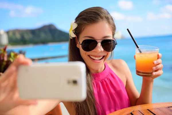 Mujer tomando autorretrato en bar de playa — Foto de Stock