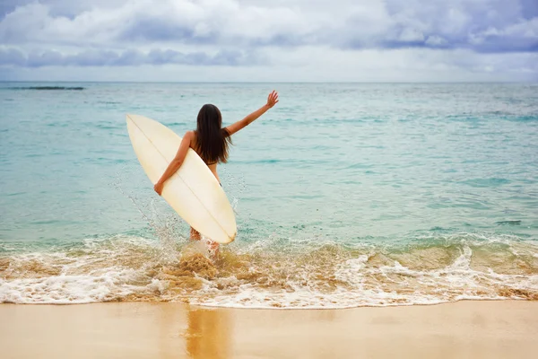 Menina indo surfar no oceano — Fotografia de Stock