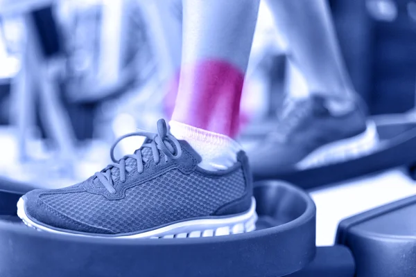 Picior cu cerc roșu care arată o zonă dureroasă — Fotografie, imagine de stoc