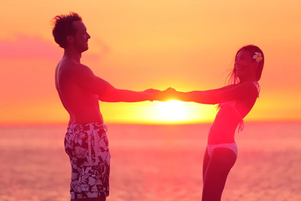 Paar amüsiert sich am Strand bei Sonnenuntergang — Stockfoto