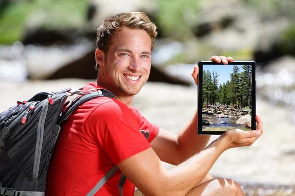 Man visar skogen bild på Tablet PC — Stockfoto