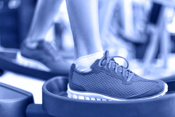 Female feet at fitness center — Stock Photo, Image