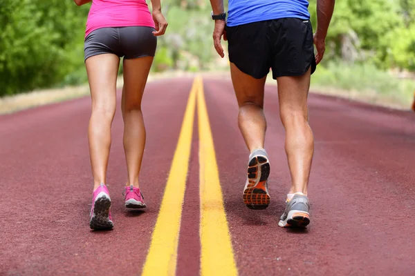 Corredores trotando, zapatos y piernas y pantalones cortos — Foto de Stock