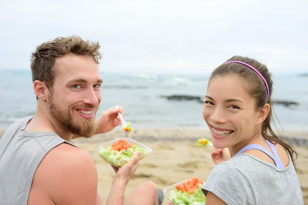 Freunde essen vegetarischen Salat — Stockfoto