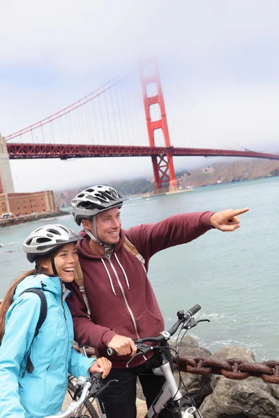 Passeios de bicicleta casal em São Francisco — Fotografia de Stock