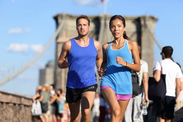 Coppia in esecuzione sul ponte di Brooklyn — Foto Stock