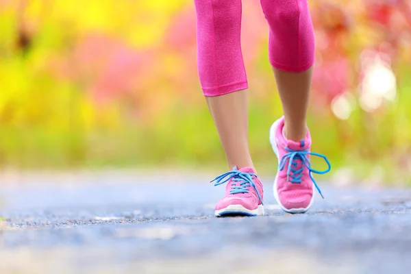 Jogging kvinna med atletiska ben — Stockfoto