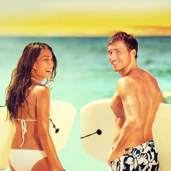 Surfers on beach having fun in summer — Stock Photo, Image