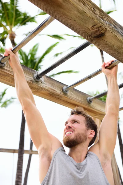 Hombre en forma haciendo ejercicio — Foto de Stock