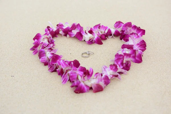 Anillos de boda en la playa —  Fotos de Stock