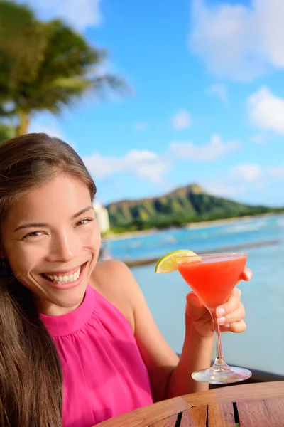Kobieta pije alkohol w barze na plaży — Zdjęcie stockowe