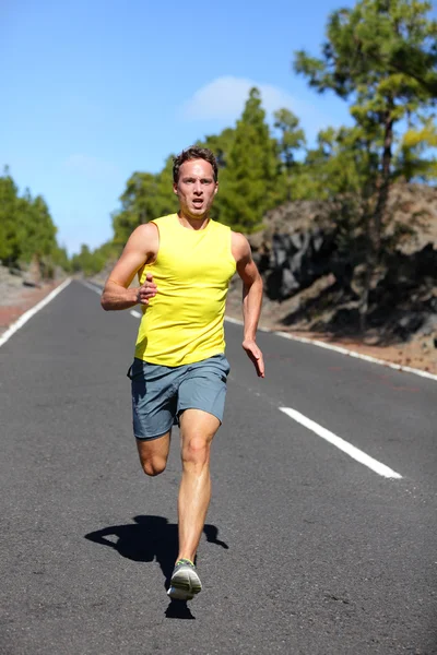 Manliga friidrottare löpare utbildning på hastighet — Stockfoto