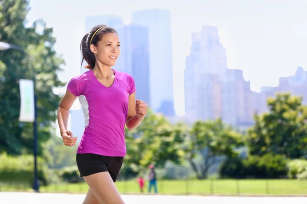 Mujer haciendo ejercicio en Central Park — Foto de Stock