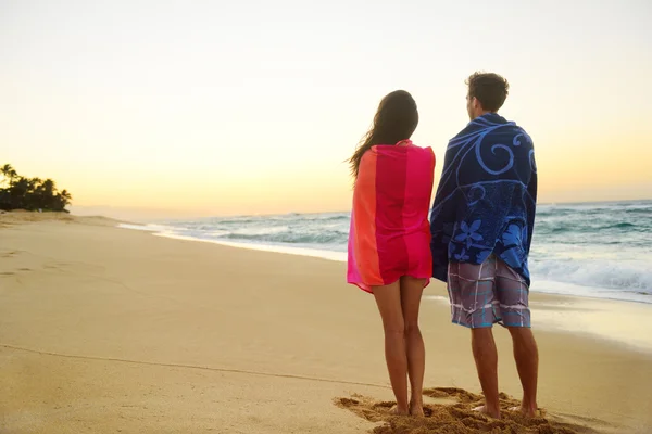 Пара стоящих на пляже песка — стоковое фото