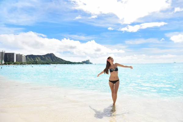 Woman in bikini on Waikiki — Stock Photo, Image