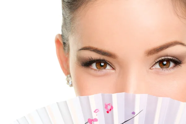 Maquillaje mujer buscando con oriental fan — Foto de Stock