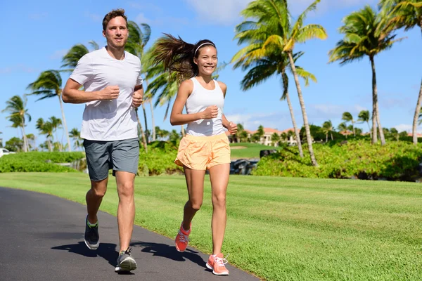 Pareja haciendo ejercicio corriendo afuera — Foto de Stock