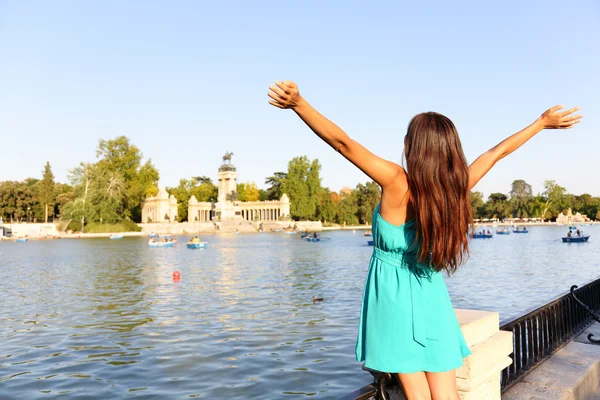 Succes vrouw in Madrid park El Retiro — Stockfoto