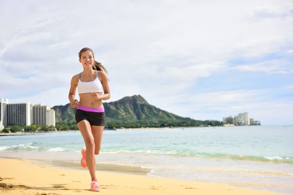 Фитнес-женщина бегает по пляжу — стоковое фото