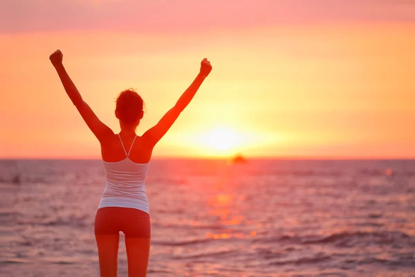 Vrouw bij strand zonsondergang — Stockfoto