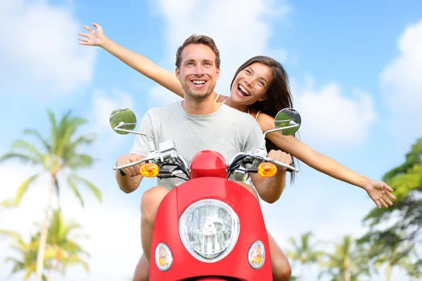 Casal condução scooter animado — Fotografia de Stock