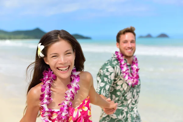 Pareja vistiendo leis flor hawaiana —  Fotos de Stock