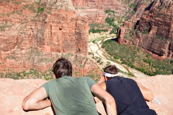 Senderistas mirando hacia el Parque Nacional Zion Canyon —  Fotos de Stock