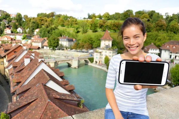 Mujer mostrando teléfono inteligente en Berna —  Fotos de Stock